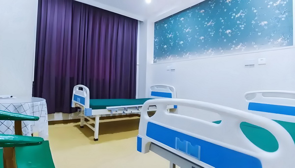 记者：阿代米赛后在更衣室和大家说了很抱歉，他很难过